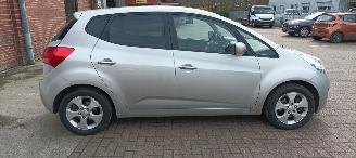 Kia Venga 1.6-16v Automaat Keyless-entry Climatecontrol Stoelverwarming Lichtautomaat Privacyglas leren stuurwiel mistlampen Parkeersensoren Trekhaak 16-inch velgen picture 8