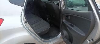 Kia Venga 1.6-16v Automaat Keyless-entry Climatecontrol Stoelverwarming Lichtautomaat Privacyglas leren stuurwiel mistlampen Parkeersensoren Trekhaak 16-inch velgen picture 17