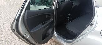 Kia Venga 1.6-16v Automaat Keyless-entry Climatecontrol Stoelverwarming Lichtautomaat Privacyglas leren stuurwiel mistlampen Parkeersensoren Trekhaak 16-inch velgen picture 13