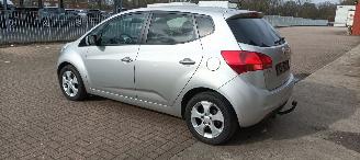 Kia Venga 1.6-16v Automaat Keyless-entry Climatecontrol Stoelverwarming Lichtautomaat Privacyglas leren stuurwiel mistlampen Parkeersensoren Trekhaak 16-inch velgen picture 4