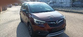 Damaged car Opel Crossland 1.2-12v Automaat Navi Led koplampen led achterlichten half leren bekleding Stoelverwarming stuurwiel met verwarming inklapbare buitenspiegels chrome design 16-inch velgen Afneembare trekhaak Parkeersensoren voor en achter privacy glas 2018/4