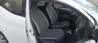 Toyota Aygo 1.0-VVT-i 72pk X-Play airco elektrische buitenspiegels met verwarming Centrale vergrendeling met afstandsbediening Led koplampen led achterlichten Hoogglans buiten design Deelbare achterbank getinte ruiten picture 12