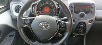 Toyota Aygo 1.0-VVT-i 72pk X-Play airco elektrische buitenspiegels met verwarming Centrale vergrendeling met afstandsbediening Led koplampen led achterlichten Hoogglans buiten design Deelbare achterbank getinte ruiten picture 19