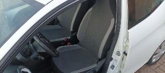 Toyota Aygo 1.0-VVT-i 72pk X-Play airco elektrische buitenspiegels met verwarming Centrale vergrendeling met afstandsbediening Led koplampen led achterlichten Hoogglans buiten design Deelbare achterbank getinte ruiten picture 17