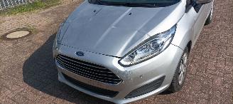 Ford Fiesta 1.5-TDCI Airconditioning Led koplampen Parkeersensoren voor en achter Elektrische inklapbare buitenspiegels met verwarming en led verlichting Stoelverwarming Leren stuurwiel met radio bediening picture 13