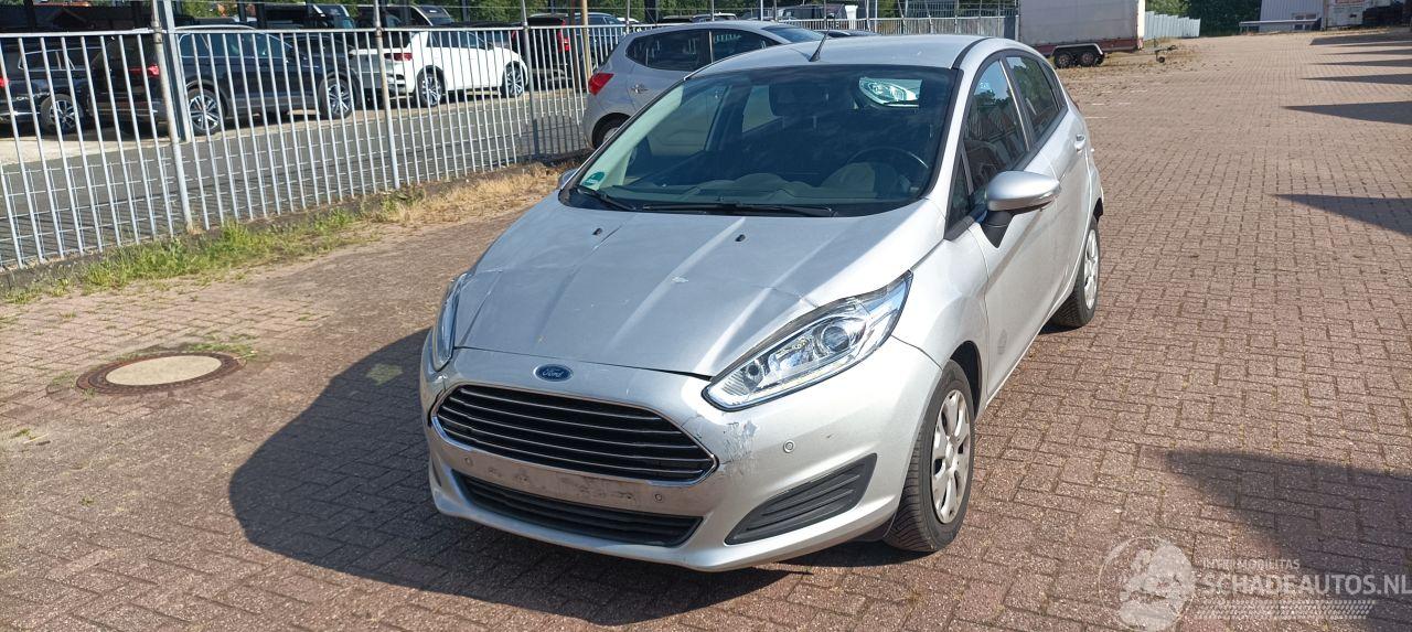 Ford Fiesta 1.5-TDCI Airconditioning Led koplampen Parkeersensoren voor en achter Elektrische inklapbare buitenspiegels met verwarming en led verlichting Stoelverwarming Leren stuurwiel met radio bediening
