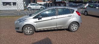 Ford Fiesta 1.5-TDCI Airconditioning Led koplampen Parkeersensoren voor en achter Elektrische inklapbare buitenspiegels met verwarming en led verlichting Stoelverwarming Leren stuurwiel met radio bediening picture 3