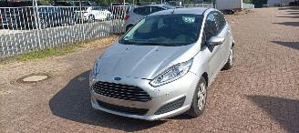 krockskadad bil auto Ford Fiesta 1.5-TDCI Airconditioning Led koplampen Parkeersensoren voor en achter Elektrische inklapbare buitenspiegels met verwarming en led verlichting Stoelverwarming Leren stuurwiel met radio bediening 2016/6