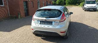 Ford Fiesta 1.5-TDCI Airconditioning Led koplampen Parkeersensoren voor en achter Elektrische inklapbare buitenspiegels met verwarming en led verlichting Stoelverwarming Leren stuurwiel met radio bediening picture 6