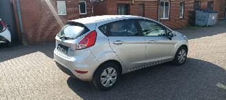 Ford Fiesta 1.5-TDCI Airconditioning Led koplampen Parkeersensoren voor en achter Elektrische inklapbare buitenspiegels met verwarming en led verlichting Stoelverwarming Leren stuurwiel met radio bediening picture 7
