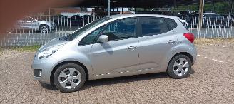 Damaged car Kia Venga 1.6 Automaat Keyless-entry Climatecontrol Stoelverwarming stuurwiel met radio bediening 4xElektrische ramen Elektrische inklapbare buitenspiegels met verwarming Privacy glas Parkeersensoren achter trekhaak 16-inch velgen Mistlampen armsteun voor Links en 2013/8