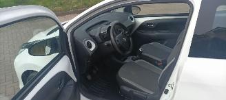 Toyota Aygo Facelift X-Play 1.0 VVT-i 72pk Airco 5-deurs Led koplampen led achterlichten Leren stuurwiel met radio bediening Elektrische ramen Elektrische-spiegels met verwarming Centrale vergrendeling met afstandsbediening picture 12