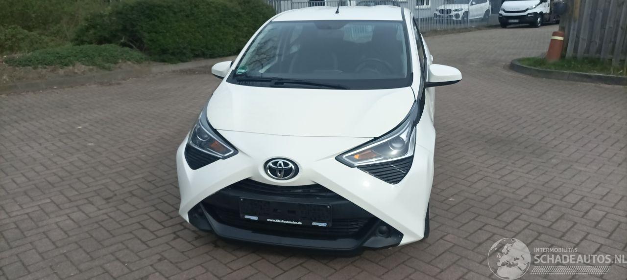 Toyota Aygo Facelift X-Play 1.0 VVT-i 72pk Airco 5-deurs Led koplampen led achterlichten Leren stuurwiel met radio bediening Elektrische ramen Elektrische-spiegels met verwarming Centrale vergrendeling met afstandsbediening