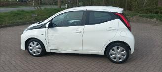 Toyota Aygo Facelift X-Play 1.0 VVT-i 72pk Airco 5-deurs Led koplampen led achterlichten Leren stuurwiel met radio bediening Elektrische ramen Elektrische-spiegels met verwarming Centrale vergrendeling met afstandsbediening picture 4