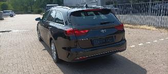 Kia Ceed 1.6-Diesel 136pk Full-Led Navi JBL-audio Leder Sportstoelen/Memory Stoelverwarming stuurwiel met verwarming keyless Entry Blindspot Drivelane assistent Dimmende binnenspiegel Achteruitrijcamera Elektrische achterklep inductie telefoon lader auto-parkeren picture 5