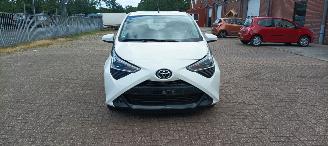 krockskadad bil auto Toyota Aygo Facelift 1.0-VVT-i 72pk Airco Led koplampen led achterlichten Leren stuurwiel Elektrische ramen Elektrische-spiegels met verwarming Centrale vergrendeling met afstandsbediening Hoogglans buiten design Deelbare achterbank getinte ruiten 2018/9