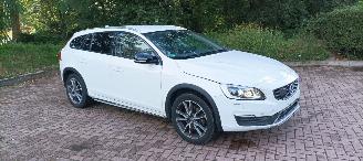 skadebil auto Volvo V-60 Cross-Country 2.4-Automaat 190pk 4x4 Navigatie Xenon Leder Climatecontrol CruiseControl Stoelverwarming Lichtautomaat cruisecontrol Privacyglas Led Dagrijverlichting Led achterlichten  Trekhaak 2016/11