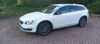 krockskadad bil auto Volvo V-60 Cross Country D4 2.4-Diesel AWD Automatik Navi Led Xenon Leder Privacy glas Trekhaak 2016/11