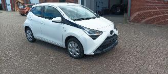 Voiture accidenté Toyota Aygo Bj: 09-2018 Facelift X-Play 1.0-VVT-i Airconditioning Leren stuurwiel Deelbare achterbank getinte ruiten Elektrische ramen Elektrische-spiegels Led Dagrijverlichting led achterlichten 2018/9