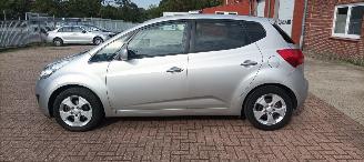 Kia Venga Bj: 08-2013 1.6 Benzine Automaat Climatecontrol Stoelverwarming Lichtautomaat Privacyglas keyless Entry 4xElektrische ramen Elektrische-spiegels met parkeerstand Mistlampen 16 inch kia velgen Trekhaak picture 2