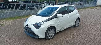 damaged passenger cars Toyota Aygo Bj :09-2018 Aygo Facelift X-Play 1.0-VVT-i 72pk 5-Drs Airconditioning Led Dagrijverlichting Led achterlichten Elektrische ramen Elektrische-spiegels met verwarming Centrale vergrendeling met afstandsbediening Hoogglans Design Leren stuurwiel met Radio Bed 2018/9