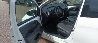 Toyota Aygo Bj :09-2018 Aygo Facelift X-Play 1.0-VVT-i 72pk 5-Drs Airconditioning Led Dagrijverlichting Led achterlichten Elektrische ramen Elektrische-spiegels met verwarming Centrale vergrendeling met afstandsbediening Hoogglans Design Leren stuurwiel met Radio Bed picture 7