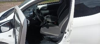 Toyota Aygo Bj :09-2018 Aygo Facelift X-Play 1.0-VVT-i 72pk 5-Drs Airconditioning Led Dagrijverlichting Led achterlichten Elektrische ramen Elektrische-spiegels met verwarming Centrale vergrendeling met afstandsbediening Hoogglans Design Leren stuurwiel met Radio Bed picture 8