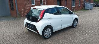 Toyota Aygo Bj :09-2018 Aygo Facelift X-Play 1.0-VVT-i 72pk 5-Drs Airconditioning Led Dagrijverlichting Led achterlichten Elektrische ramen Elektrische-spiegels met verwarming Centrale vergrendeling met afstandsbediening Hoogglans Design Leren stuurwiel met Radio Bed picture 3