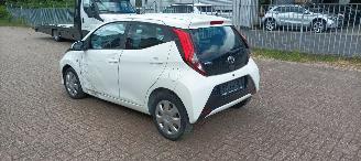 Toyota Aygo Bj :09-2018 Aygo Facelift X-Play 1.0-VVT-i 72pk 5-Drs Airconditioning Led Dagrijverlichting Led achterlichten Elektrische ramen Elektrische-spiegels met verwarming Centrale vergrendeling met afstandsbediening Hoogglans Design Leren stuurwiel met Radio Bed picture 2