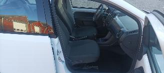 Volkswagen Up! Bj:08-2019 Move Up! 5drs Airconditioning Navigatie-Houder Cruisecontrol Bordcomputer Frontbrakeassistcamera Elektrische ramen Centrale vergrendeling met afstandsbediening Start-Stop systeem 15-inch velgen Parkeersensoren Led-dagrijverlichting picture 21