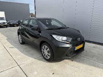damaged passenger cars Toyota Aygo X 1.0 VVT-i MT Play Airco 2025/7