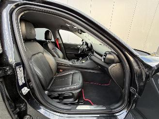 Alfa Romeo Giulia 2.0T Super 200PK - NAVI - KEYLESS - CAMERA - LEDER picture 13