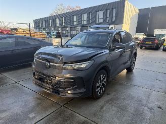 damaged passenger cars Volkswagen Tiguan 1.5 eHybrid PHEV Life Edition CAMERA - KEYLESS - NAVI - SFEER 2024/11