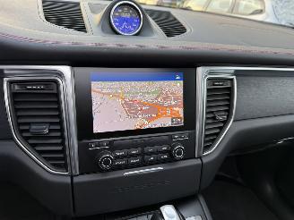 Porsche Macan 3.0 GTS 360PK - PANO - LED - NAVI - LUCHTVERING picture 17