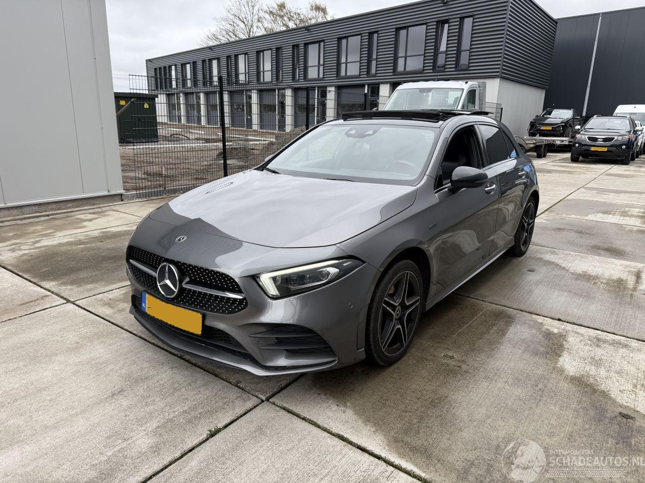 Mercedes A-klasse A250e Business Solution AMG Limited PANO - SFEER - LED
