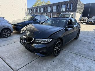 Damaged car BMW 3-serie 330e High Executive M HUD - SCHUIFDAK - KEYLESS 2019/10