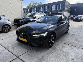 Vaurioauto  passenger cars Volvo V-60 2.0 B3 R-DESIGN AUTOMAAT-PANO-CAMERA-NAVI 2021/4