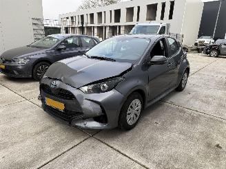 krockskadad bil auto Toyota Yaris 1.5 HYBRID 141 PK-CAMERA-PDC-NAVI-CRUISE 2024/1