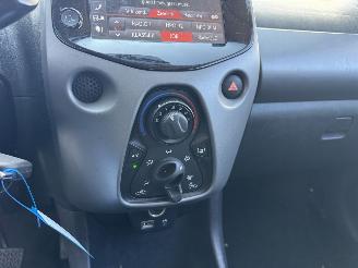 Toyota Aygo 1.0 VVT-i- X-PLAY-CAMERA-NAVI-AIRCO picture 18