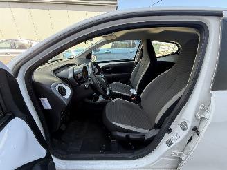 Toyota Aygo 1.0 VVT-i- X-PLAY-CAMERA-NAVI-AIRCO picture 9