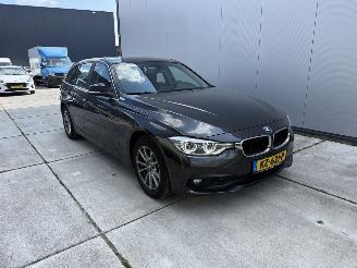 Damaged car BMW 3-serie 318i Centennial Executive NAVI - CLIMA - PDC 2017/2