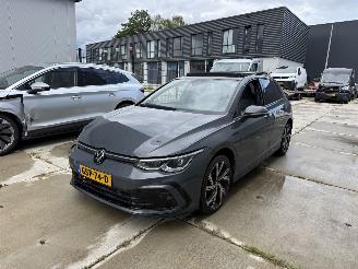 Voiture accidenté Volkswagen Golf 2.0TDI R-LINE 150PK DSG7 PANO - SFEER - MATRIX - CAMERA 2023/1