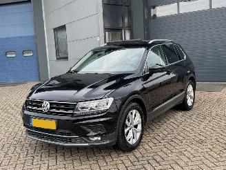 Vaurioauto  passenger cars Volkswagen Tiguan 1.4 TSI DSG Pano Highline Virtual Cockpit DynAudio NAP Nederlandse Auto 2017/8