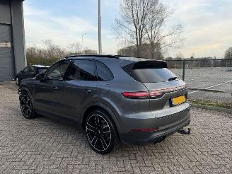 Damaged car Porsche Cayenne 3.0 E-HYBRID 422Pk Pano Bose 2021/2