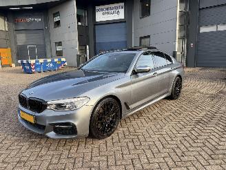 Schadeauto BMW 5-serie 540i Xdrive 340pk M-Pakket High Executive Schuifdak Head-Up Harman Kardon 2017/1