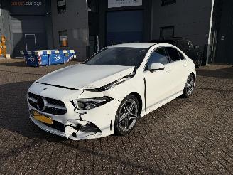 krockskadad bil auto Mercedes A-klasse A200 AMG Pakket NAP Nederlandse Auto Sfeerverlichting 2020/1