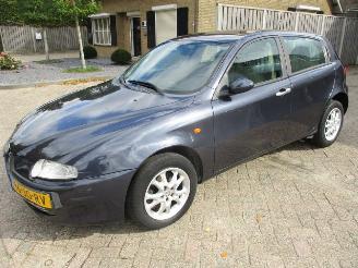 damaged passenger cars Alfa Romeo 147 1.9 JTD DISTINCTIVE CLIMA 2002/3