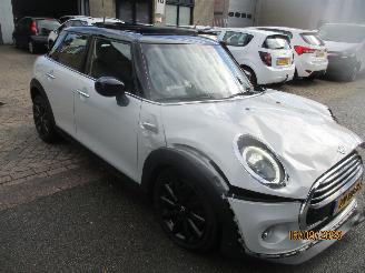 Damaged car Mini Cooper 1.5 CHILI AUTOMAAT CLIMA NAVI PANO LEDER 2019/9