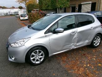 Vaurioauto  passenger cars Peugeot 208 1.2 e-VTI STYLE AUTOMAAT 5 DEURS 2014/10