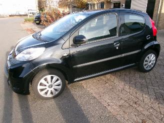 škoda osobní automobily Peugeot 107 1.0-12V BLACK EN SILVER  AIRCO 5 DEURS 2011/11